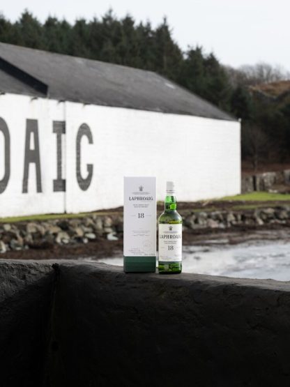 Laphroaig 18 Year Old Islay Single Malt Whisky 70cl Gallery 3